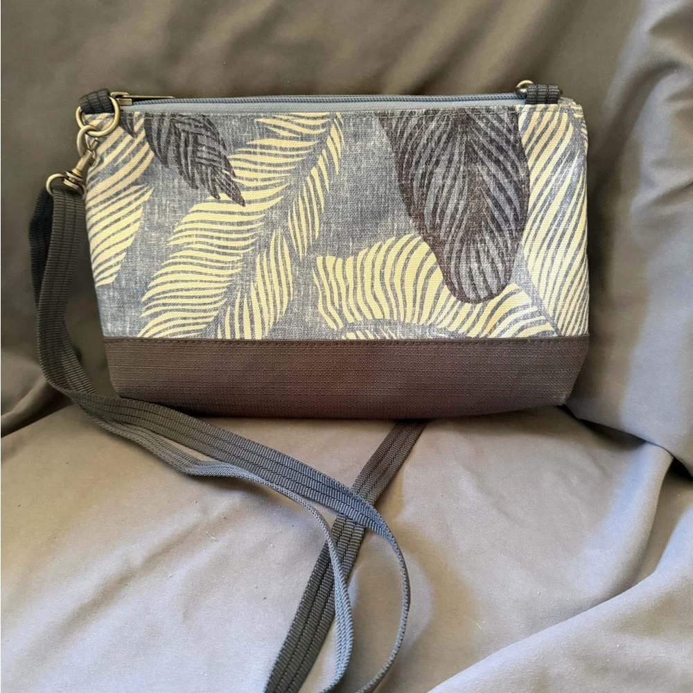 Dakine lightweight crossbody